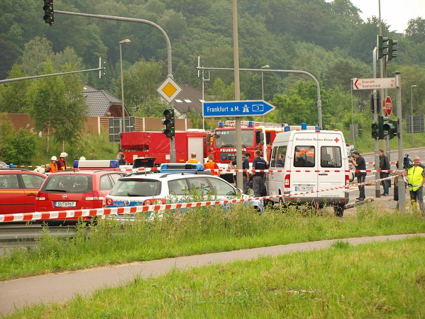 Schwerer Unfall mit Reisebus Lohmar Donrather Dreieck P214.JPG